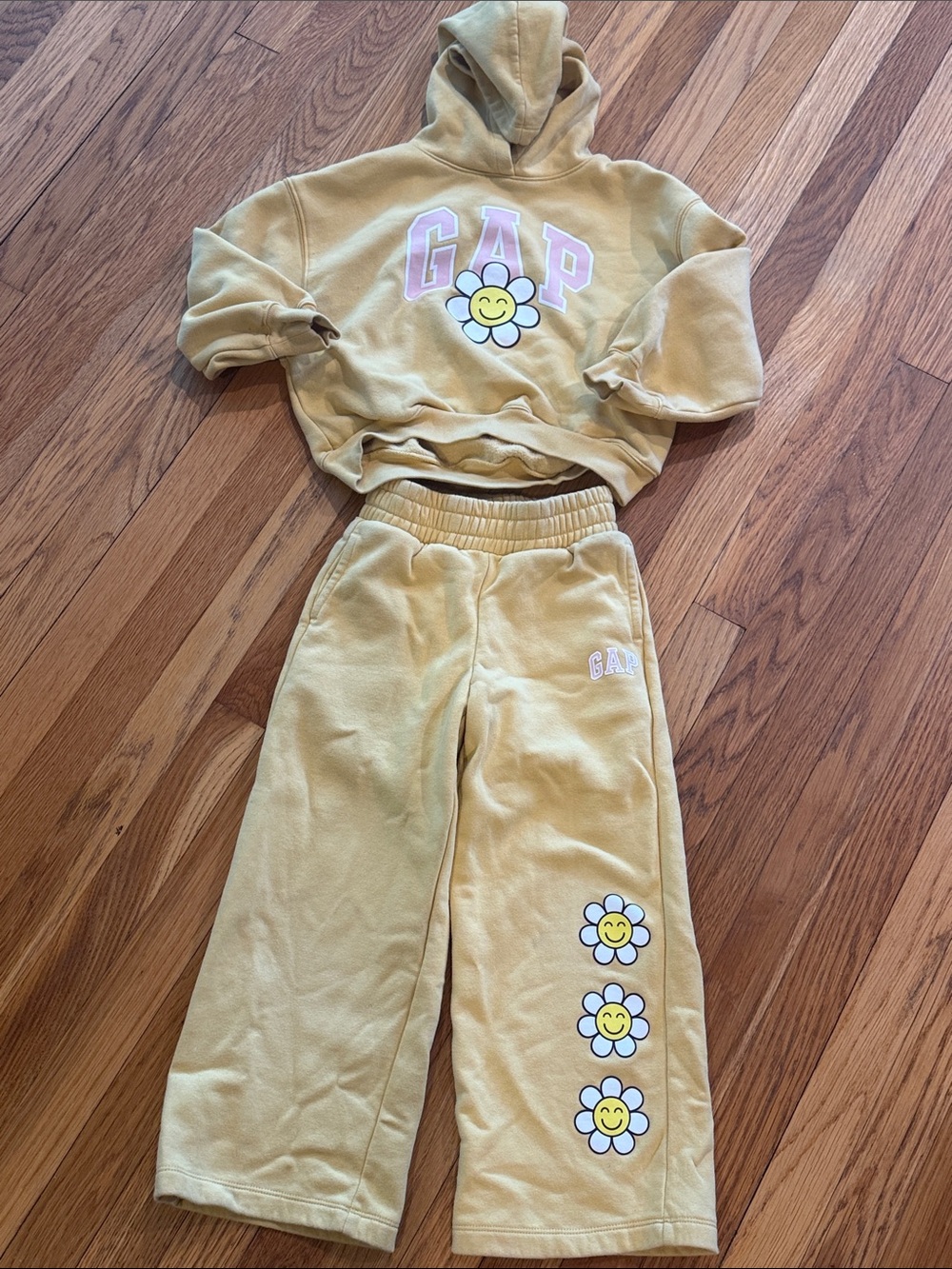 GAP Kids Mustard Yellow Daisy Sweatsuit (S)